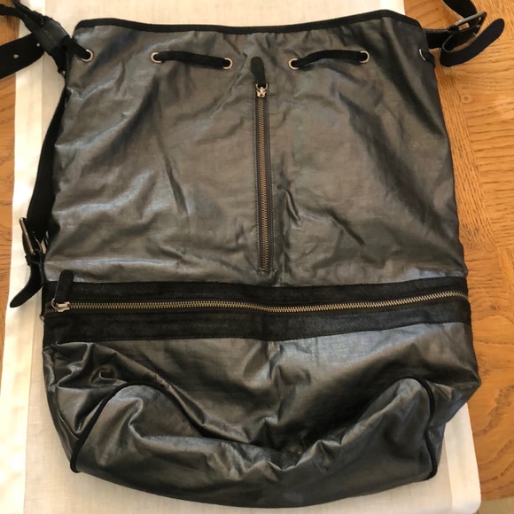 Hinge Black Metallic Multi ZIP Travel Bag - Picture 6 of 8